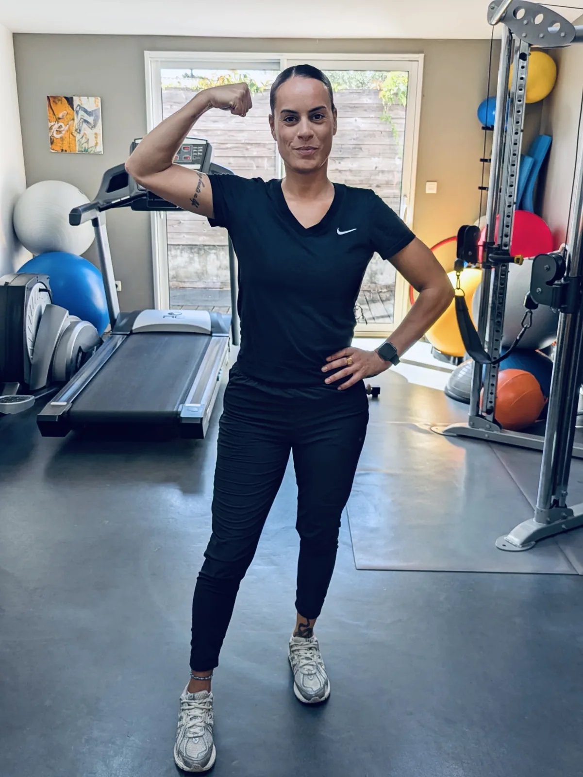 Charlotte Gendre, coach sportif diplômée BPJEPS spécialisée dans l'accompagnement des femmes à La Rochelle, dans sa salle d'entraînement
